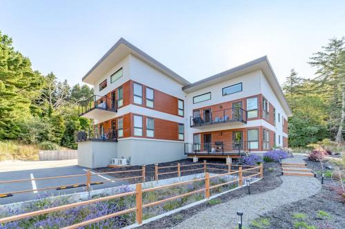 Stunning apt near the ocean with gas fireplace partial water views & grill in Gold Beach (OR)