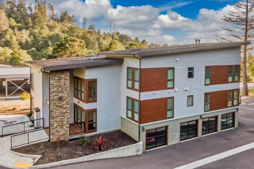 Stunning apt near the ocean with gas fireplace partial water views & grill in Gold Beach (OR)