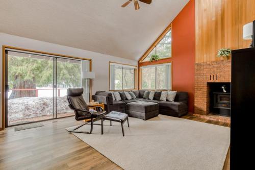 Beautiful golf-course-view home with pool & tennis access private hot tub & W&D in Mt Hood Village (OR)
