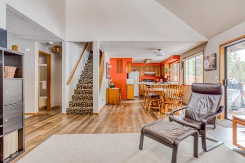Beautiful golf-course-view home with pool & tennis access private hot tub & W&D in Mt Hood Village (OR)