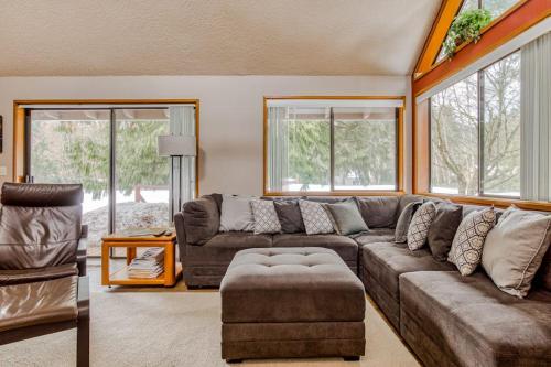 Beautiful golf-course-view home with pool & tennis access private hot tub & W&D in Mt Hood Village (OR)