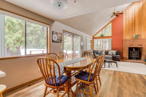 Beautiful golf-course-view home with pool & tennis access private hot tub & W&D in Mt Hood Village (OR)