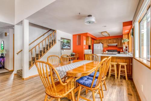 Beautiful golf-course-view home with pool & tennis access private hot tub & W&D in Mt Hood Village (OR)