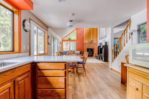 Beautiful golf-course-view home with pool & tennis access private hot tub & W&D in Mt Hood Village (OR)