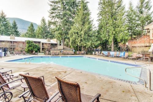 Beautiful golf-course-view home with pool & tennis access private hot tub & W&D in Mt Hood Village (OR)