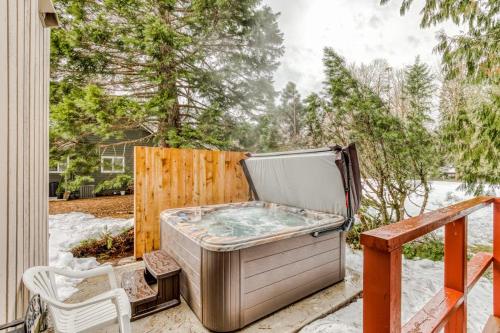 Beautiful golf-course-view home with pool & tennis access private hot tub & W&D in Mt Hood Village (OR)