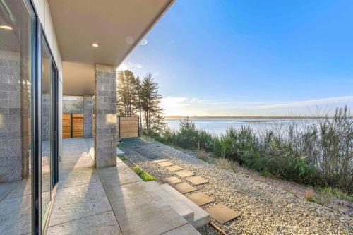 Impressive home with water view 2 large decks 2 living rooms & 2 master ensuites - 1 dog allowed! in Coos Bay (Oregon)