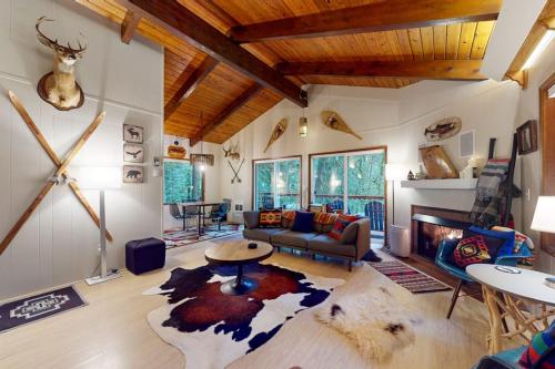 Secluded dog-friendly cabin with two fireplaces washer&dryer deck & firepit in Mt Hood Village (OR)