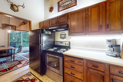 Secluded dog-friendly cabin with two fireplaces washer&dryer deck & firepit in Mt Hood Village (OR)