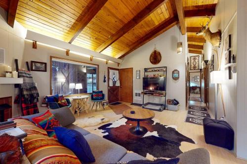 Secluded dog-friendly cabin with two fireplaces washer&dryer deck & firepit in Mt Hood Village (OR)