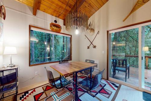Secluded dog-friendly cabin with two fireplaces washer&dryer deck & firepit in Mt Hood Village (OR)
