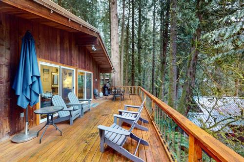 Secluded dog-friendly cabin with two fireplaces washer&dryer deck & firepit in Mt Hood Village (OR)