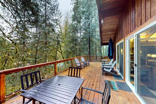 Secluded dog-friendly cabin with two fireplaces washer&dryer deck & firepit in Mt Hood Village (OR)