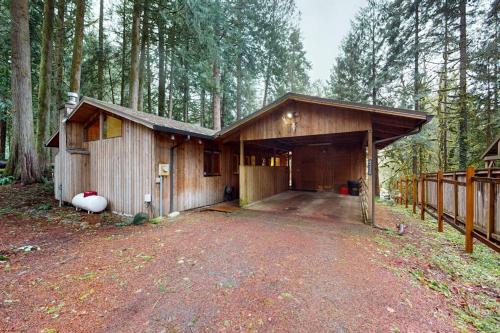 Secluded dog-friendly cabin with two fireplaces washer&dryer deck & firepit in Mt Hood Village (OR)