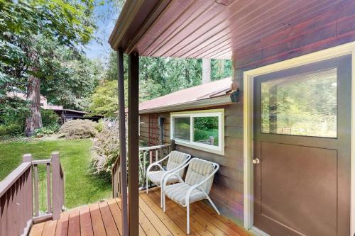 Tranquil landscape with riverside firepit gas grill gas fireplace and deck in Molalla (OR)