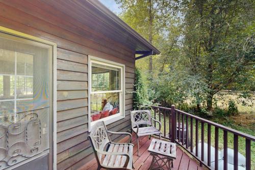 Tranquil landscape with riverside firepit gas grill gas fireplace and deck in Molalla (OR)