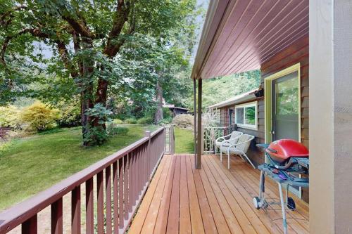 Tranquil landscape with riverside firepit gas grill gas fireplace and deck in Molalla (OR)