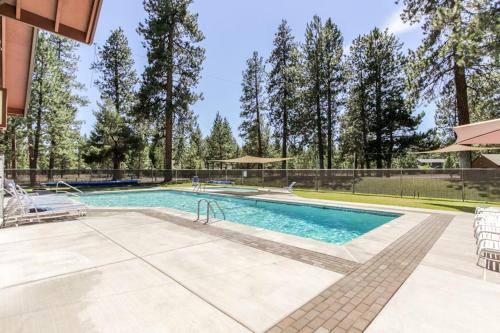 Family-Friendly Home with Fireplaces Firepit Gas Grill Free WiFi Central AC in Sisters (OR)
