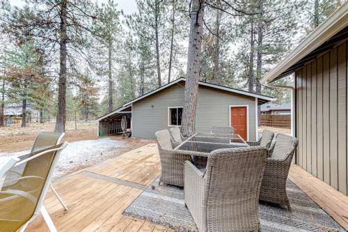 Family-Friendly Home with Fireplaces Firepit Gas Grill Free WiFi Central AC in Sisters (OR)