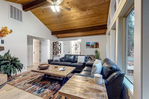 Family-Friendly Home with Fireplaces Firepit Gas Grill Free WiFi Central AC in Sisters (OR)