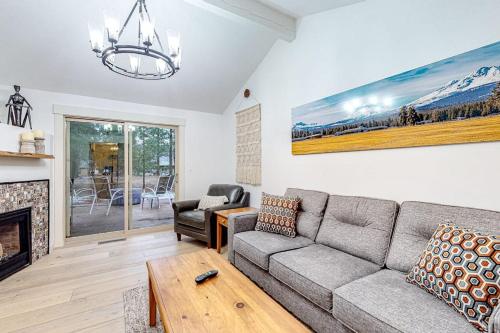 Family-Friendly Home with Fireplaces Firepit Gas Grill Free WiFi Central AC in Sisters (OR)