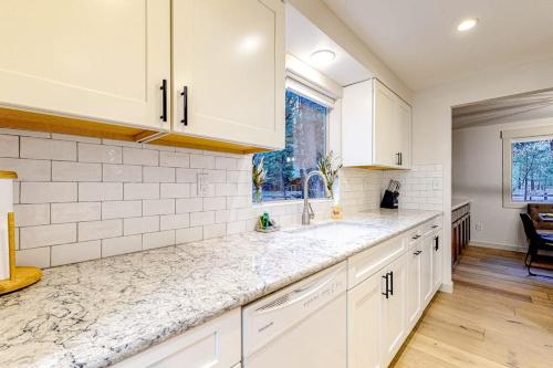 Family-Friendly Home with Fireplaces Firepit Gas Grill Free WiFi Central AC in Sisters (OR)