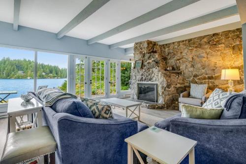 Waterfront retreat with lake views & private hot tub