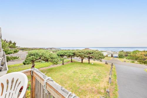 Whimsical Oceanview Home with Private Hot Tub & Nearby Beach Access - Dogs OK – khách sạn tại Bayshore