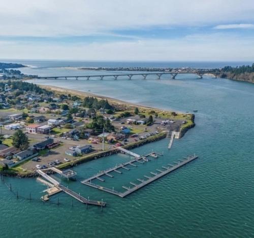 On the Water's Edge - Dog-Friendly Crabbing Bridge Views & More in 沃爾德波特