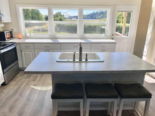 On the Water's Edge - Dog-Friendly Crabbing Bridge Views & More in 沃爾德波特