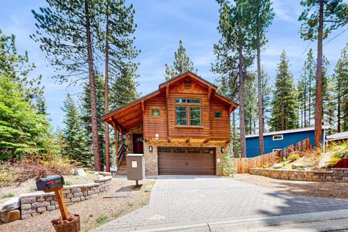 Mountain Modern Home with game room pool table private hot tub and more – khách sạn tại Tahoe Valley
