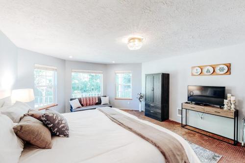 Beautiful coastal escape on golf course with enclosed yard & private gas grill in 沃爾德波特