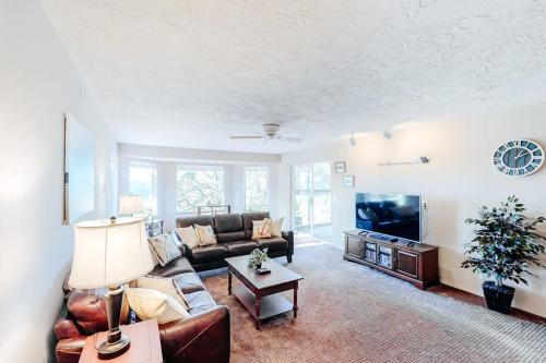 Beautiful coastal escape on golf course with enclosed yard & private gas grill in 沃爾德波特