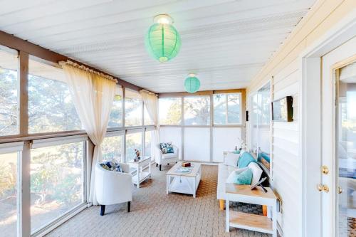 Beautiful coastal escape on golf course with enclosed yard & private gas grill in 沃爾德波特