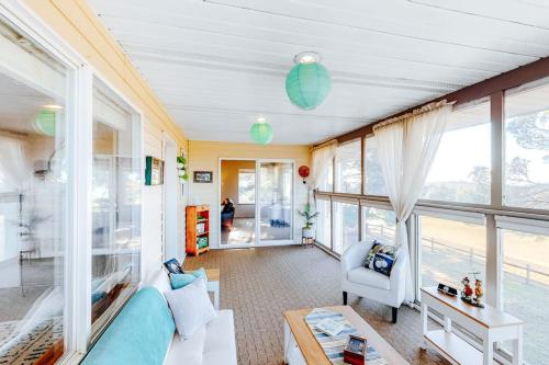 Beautiful coastal escape on golf course with enclosed yard & private gas grill in 沃爾德波特