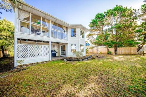 Beautiful coastal escape on golf course with enclosed yard & private gas grill in 沃爾德波特