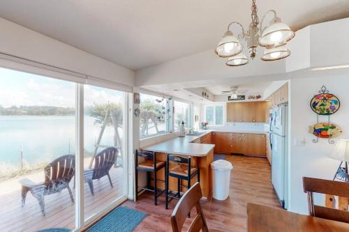 Dog-Friendly Bayfront Home with Private Hot Tub Water & Bridge Views Free WiFi in Bayshore (OR)