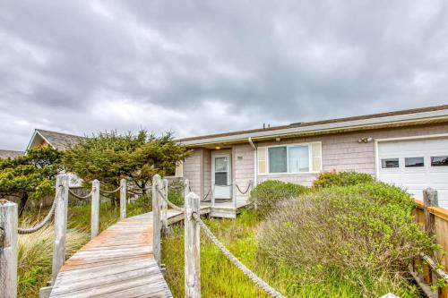 Dog-Friendly Bayfront Home with Private Hot Tub Water & Bridge Views Free WiFi in Bayshore (OR)
