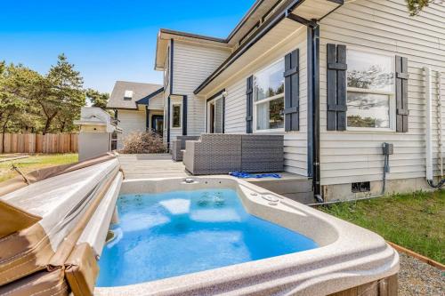 Luxurious home with 3 suites 3 fireplaces game room & hot tub - walk to beach in Bayshore (OR)