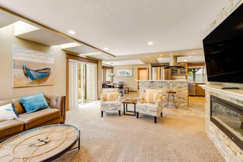 Luxurious home with 3 suites 3 fireplaces game room & hot tub - walk to beach in Bayshore (OR)