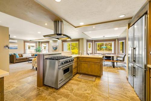 Luxurious home with 3 suites 3 fireplaces game room & hot tub - walk to beach in Bayshore (OR)
