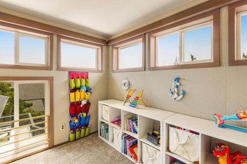 Luxurious home with 3 suites 3 fireplaces game room & hot tub - walk to beach in Bayshore (OR)