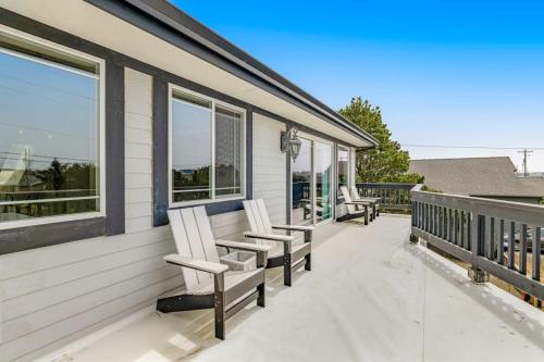 Luxurious home with 3 suites 3 fireplaces game room & hot tub - walk to beach in Bayshore (OR)