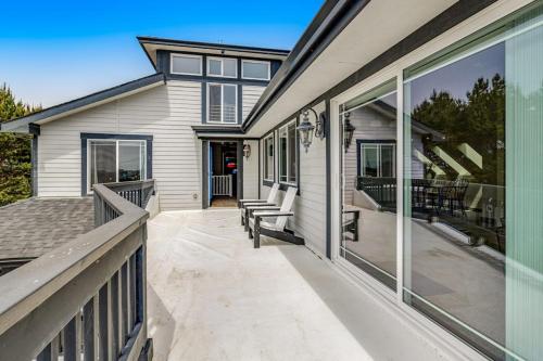 Luxurious home with 3 suites 3 fireplaces game room & hot tub - walk to beach in Bayshore (OR)