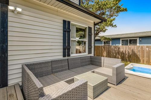Luxurious home with 3 suites 3 fireplaces game room & hot tub - walk to beach in Bayshore (OR)