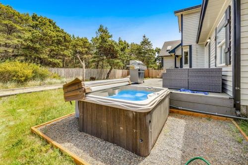 Luxurious home with 3 suites 3 fireplaces game room & hot tub - walk to beach in Bayshore (OR)