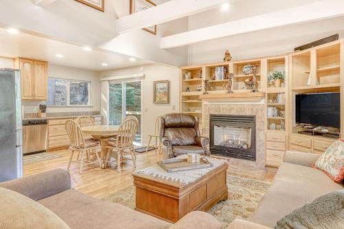 Spacious lodge with wonderful views & large deck - great location walk to trail – khách sạn tại Meyers