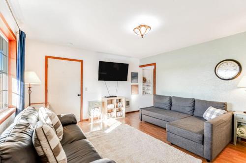 Downtown home with private hot tub & WiFi - walk to beach - dog-friendly yard