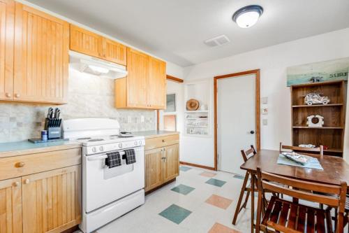 Downtown home with private hot tub & WiFi - walk to beach - dog-friendly yard in Ocean Park (WA)