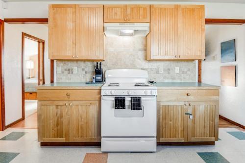 Downtown home with private hot tub & WiFi - walk to beach - dog-friendly yard in Ocean Park (WA)